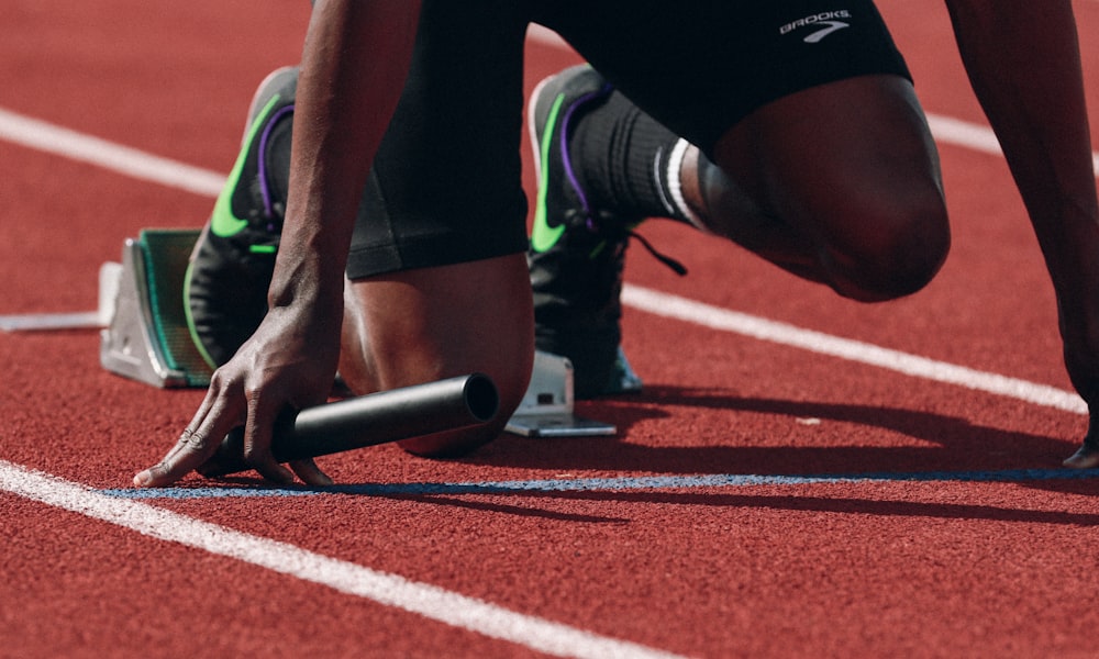 买球官网英雄图 - 体育场全景，观众席座无虚席，中央是绿色的足球场