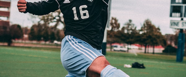 全面赛程查询日历视图 - 一个打开的日历上标记着多场重要体育比赛的日期