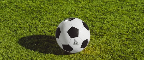 实时比分直播界面示意图 - 屏幕上显示着多场足球比赛的实时比分和比赛时间