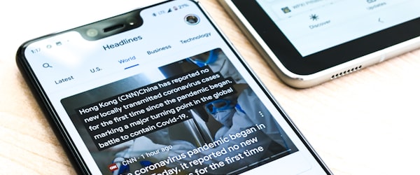 专业体育资讯文章展示 - 平板电脑上显示着体育新闻文章的标题和配图